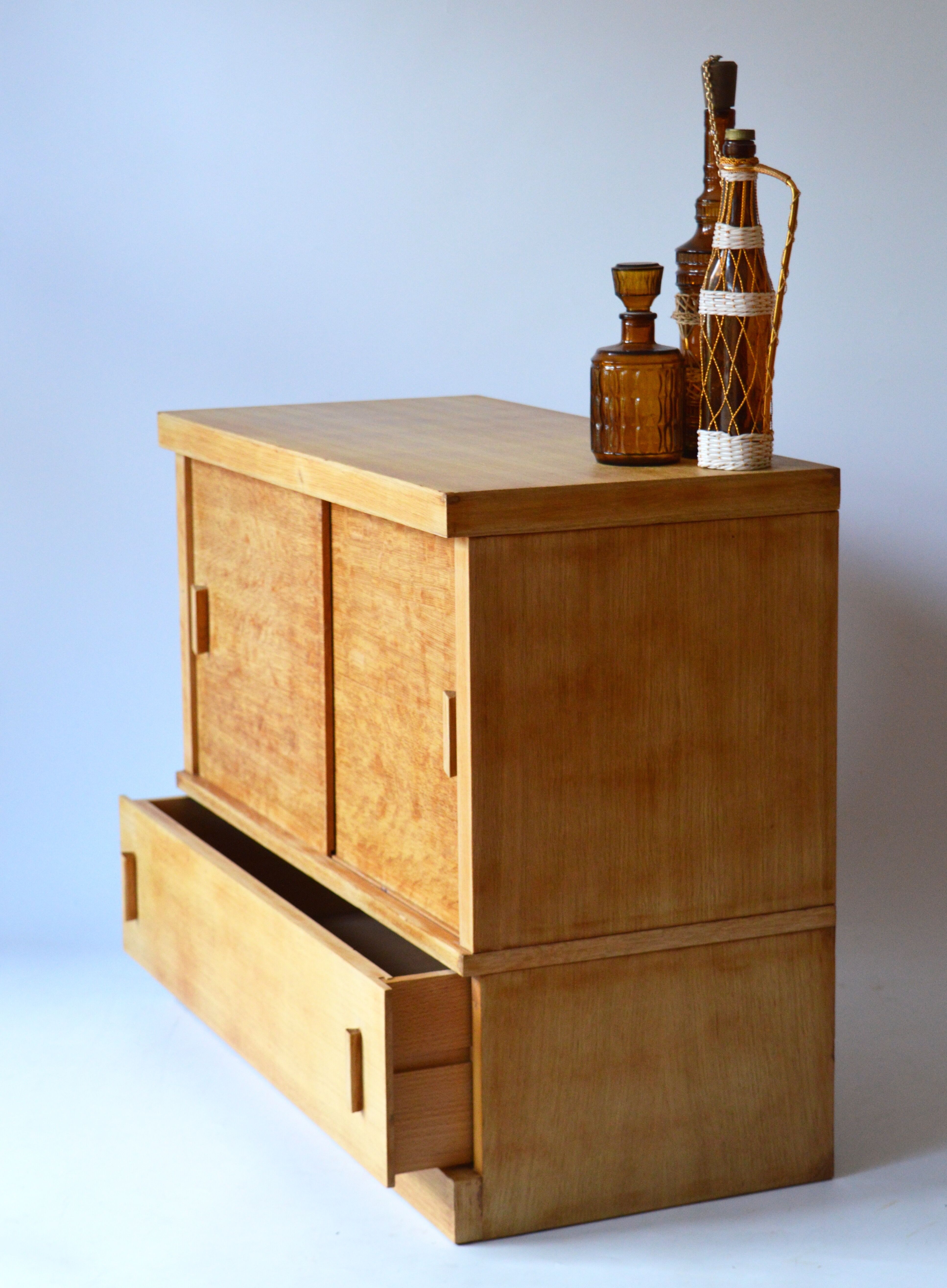 Storage cabinet