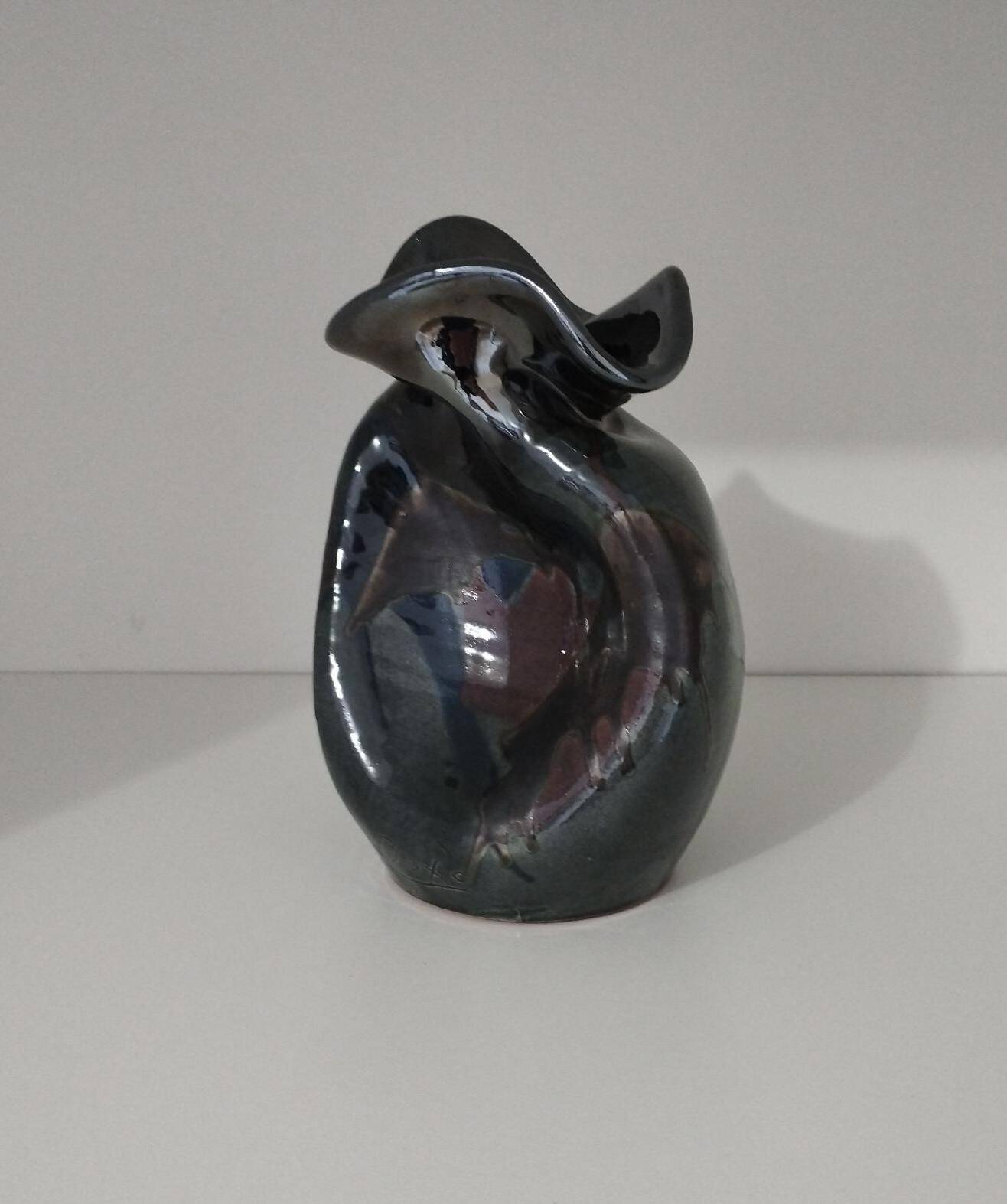 Vase émaillé signé par Thomas Buxo de forme libre asymétrique