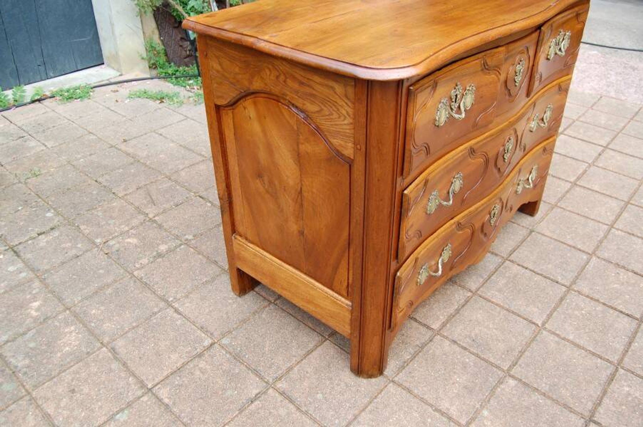 18th-century Louis XV period Parisian commode in walnut.