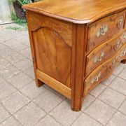 18th-century Louis XV period Parisian commode in walnut.