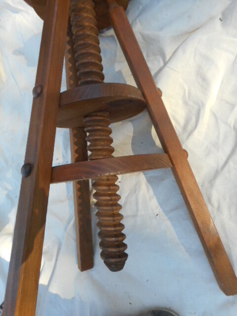 Shop stool with screw