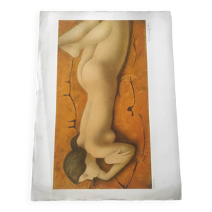 Femme allongée sur le - main