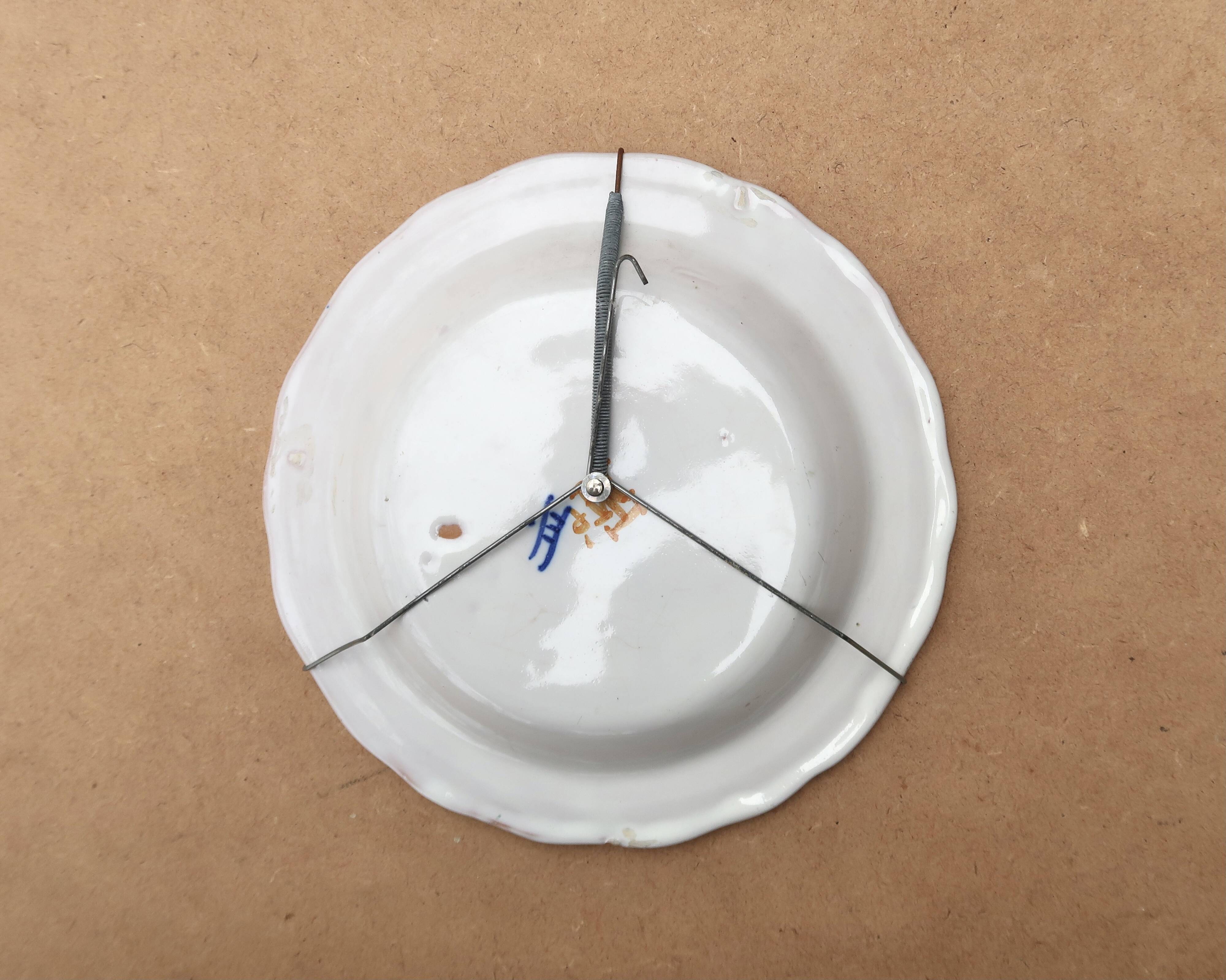 Assiette creuse en faïence de Moustiers décorée d'un oiseau, XIXe