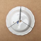 Assiette creuse en faïence de Moustiers décorée d'un oiseau, XIXe