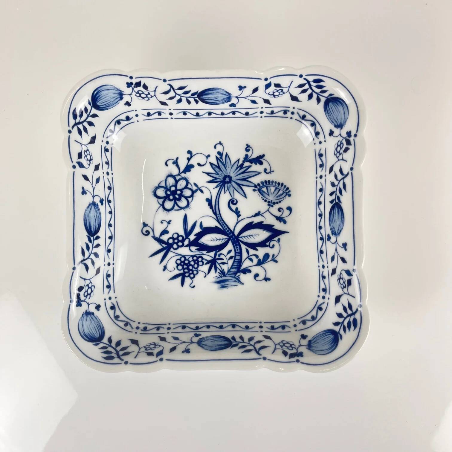 Pair of square dishes in Blue Onion porcelain Kahla – East Germany, 1960–1980