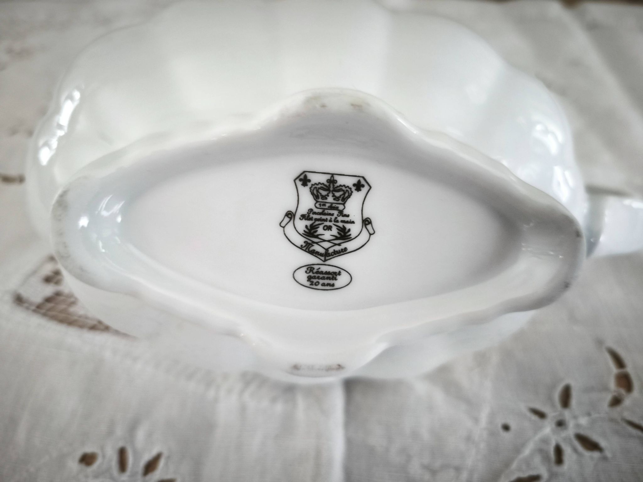 Saucière en porcelaine Manufacture blanche double filet or peint à la main