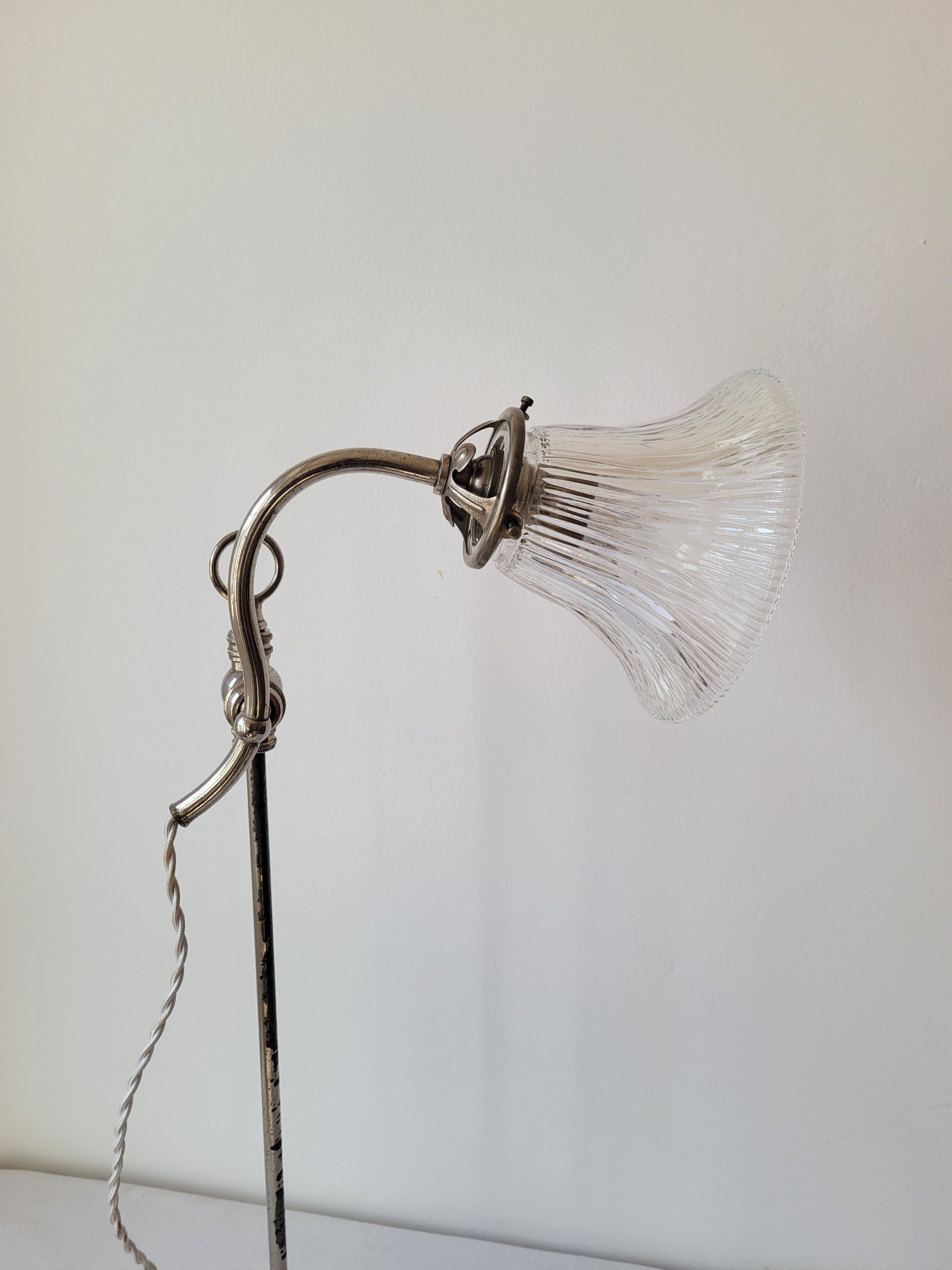Lampe de bureau à bras orientable Holphane