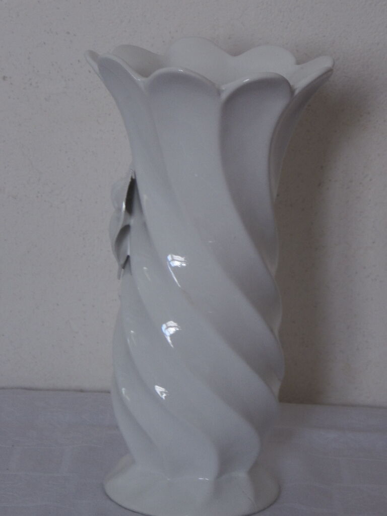 White ceramic vase Bassano deco knot
