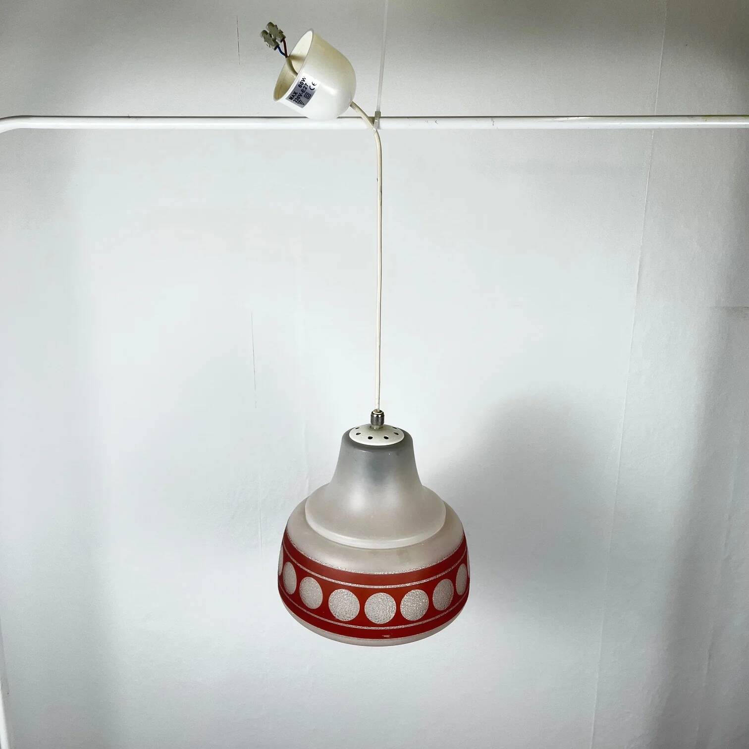 Suspension en verre opalin dépoli et rouge, 1960-70