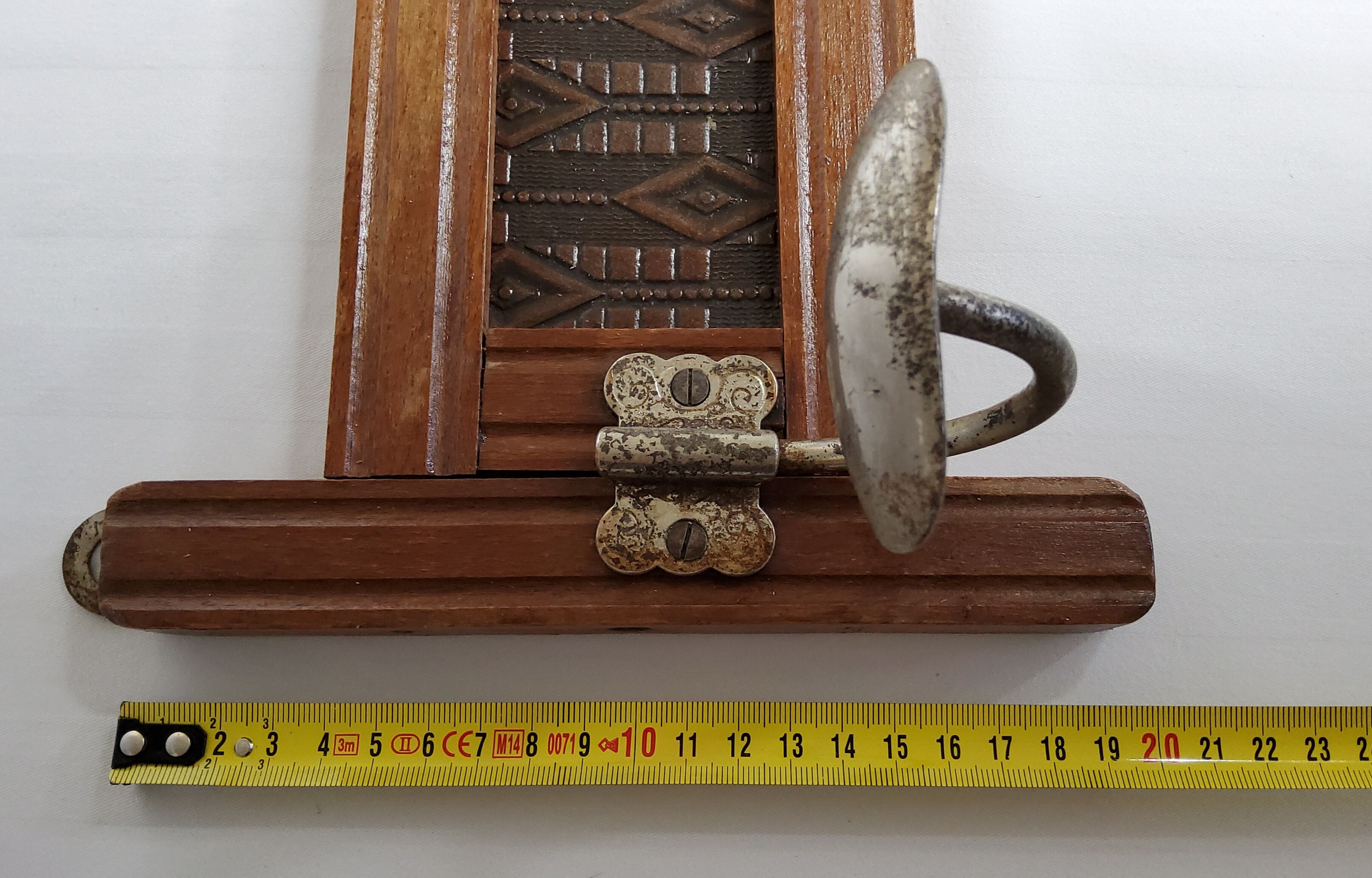 Portemanteau 1900 en métal et bois estampillé Innova, 3 patères