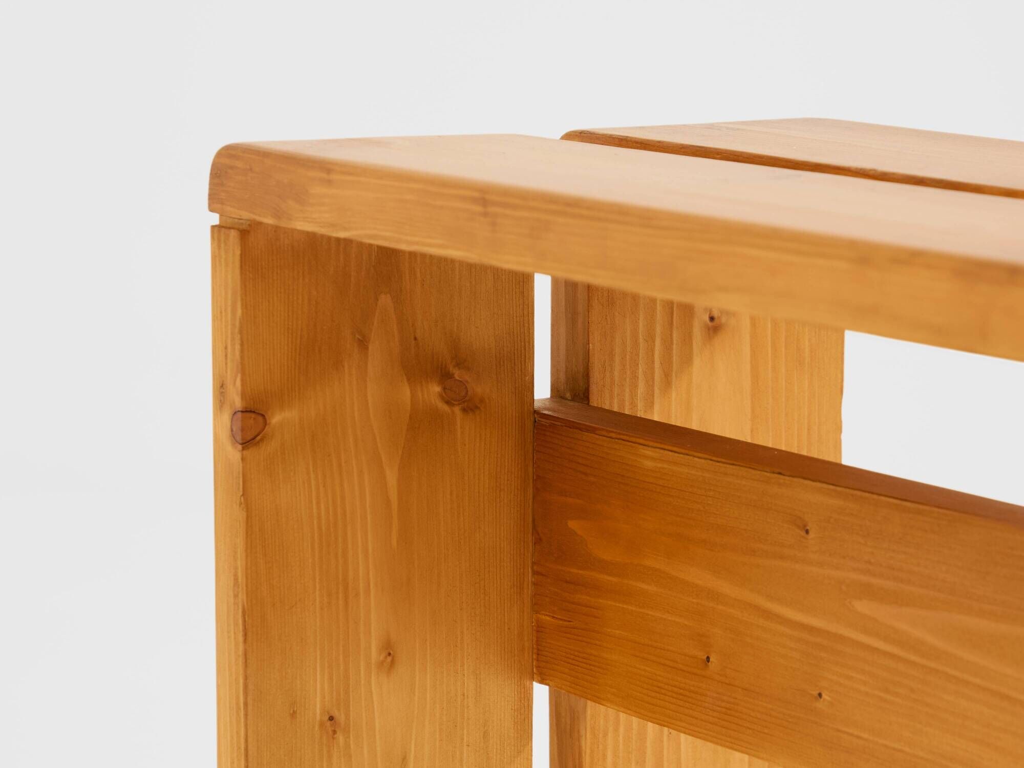 Paire de bancs Charlotte Perriand en pin Les Arcs 1970