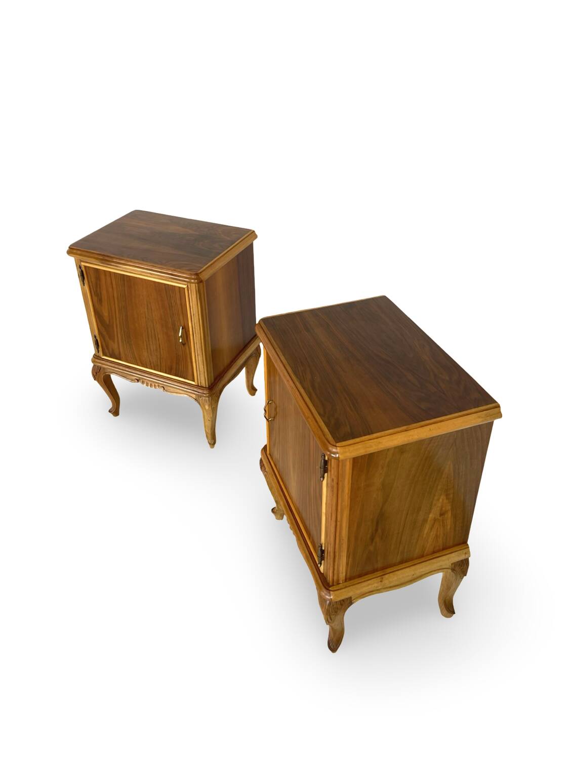 Tables de chevet italiennes en placage de noyer du milieu du siècle, années 1960.