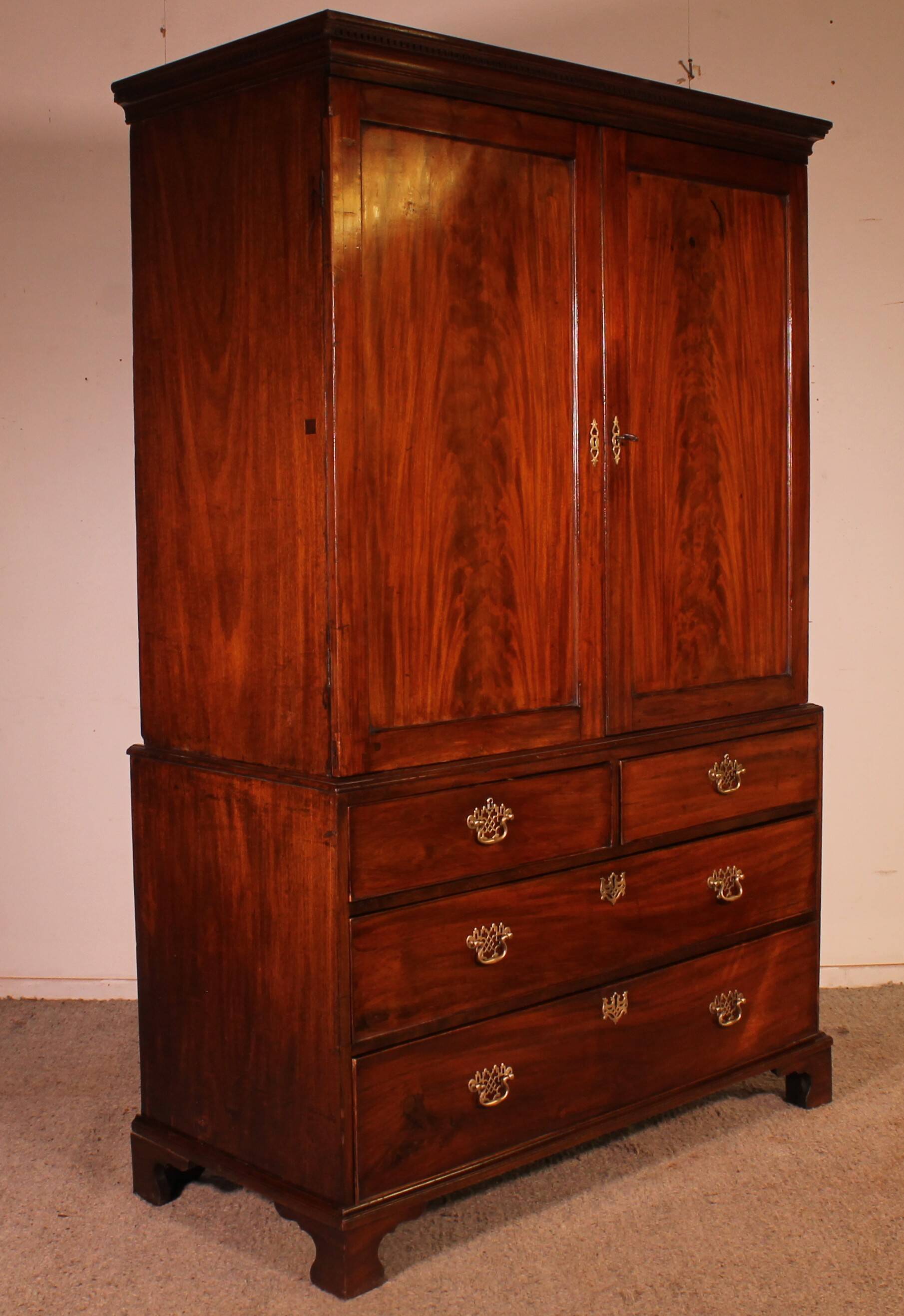 linen press en acajou du 18° siècle