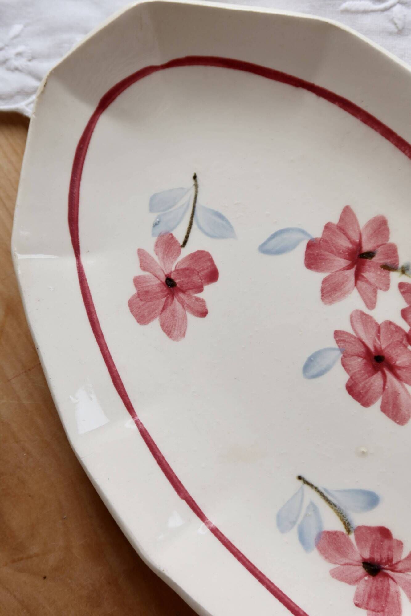 Ravier vintage ivory faience with floral rose decoration.