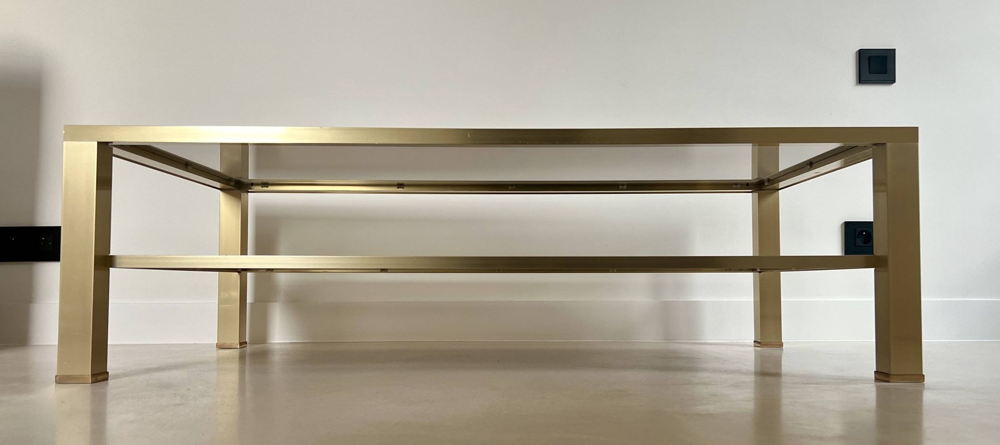 Table basse grand modèle en métal doré, France années 70