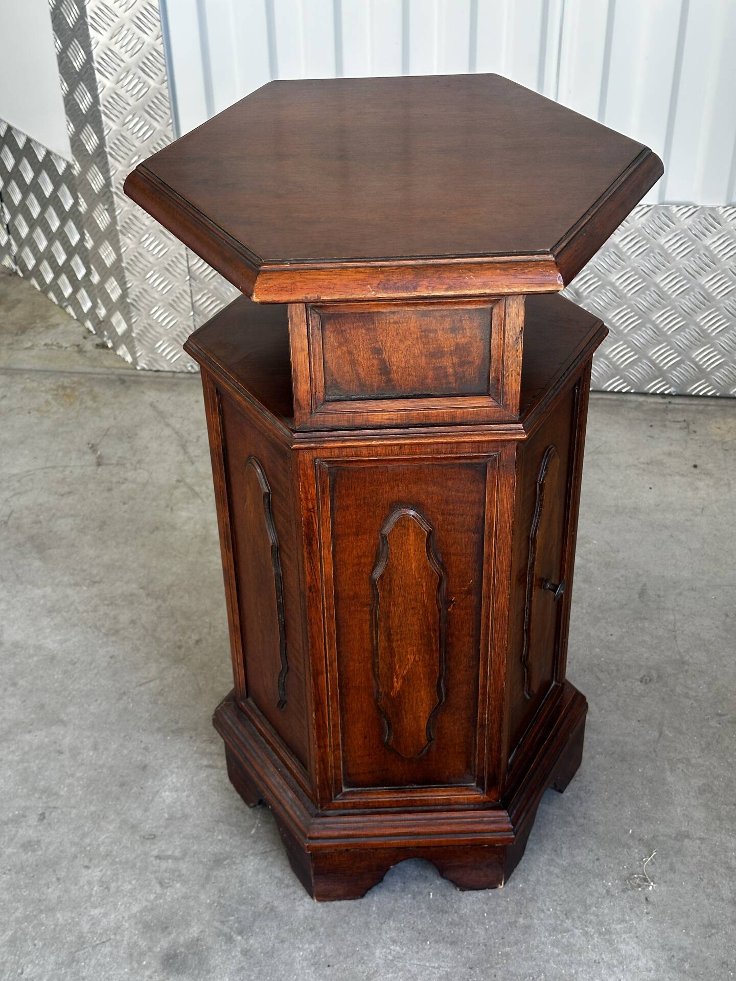 Meuble d’appoint hexagonal en bois d’acajou– XXe siècle