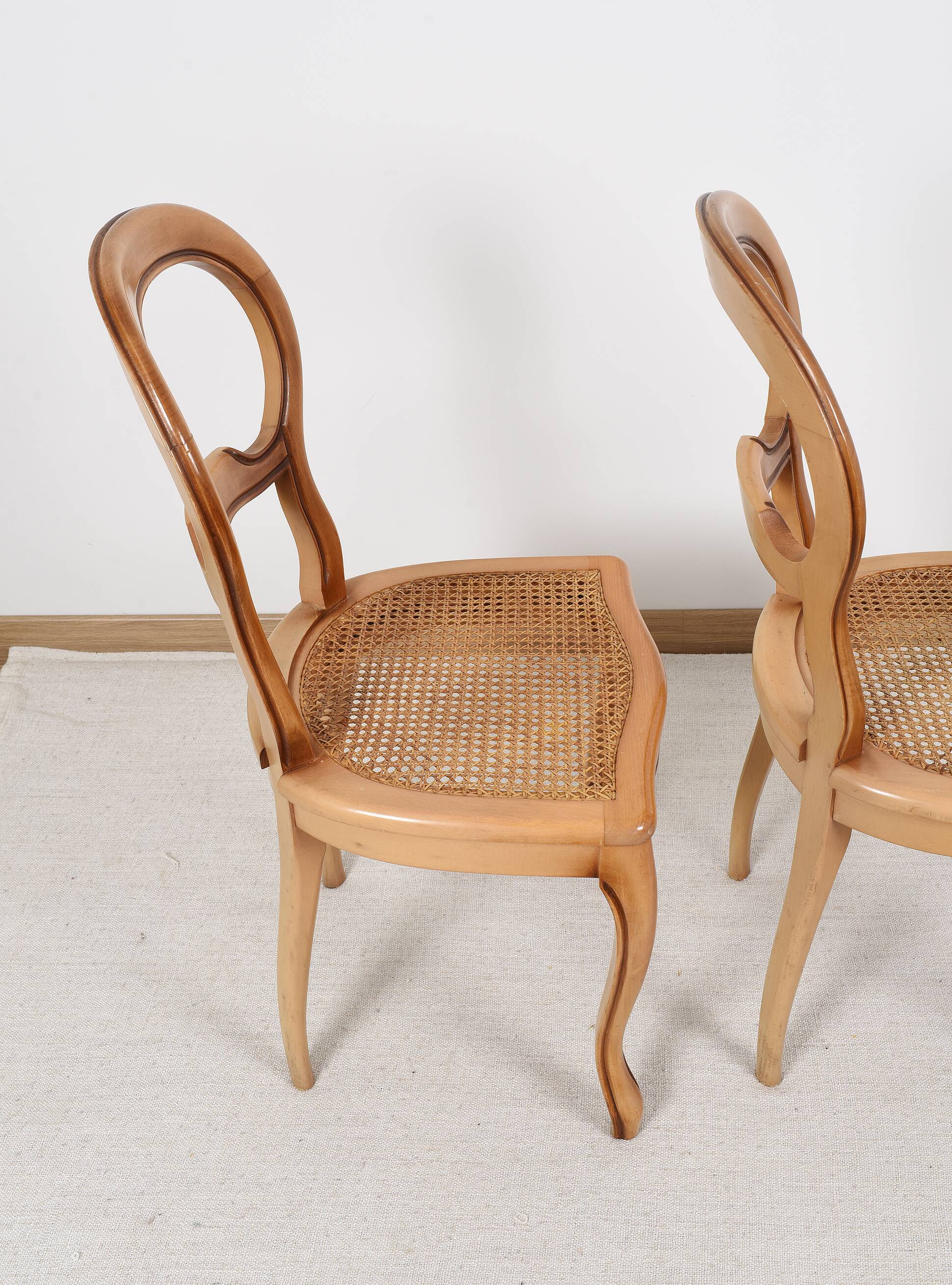 Paire de chaises cannées, en bois