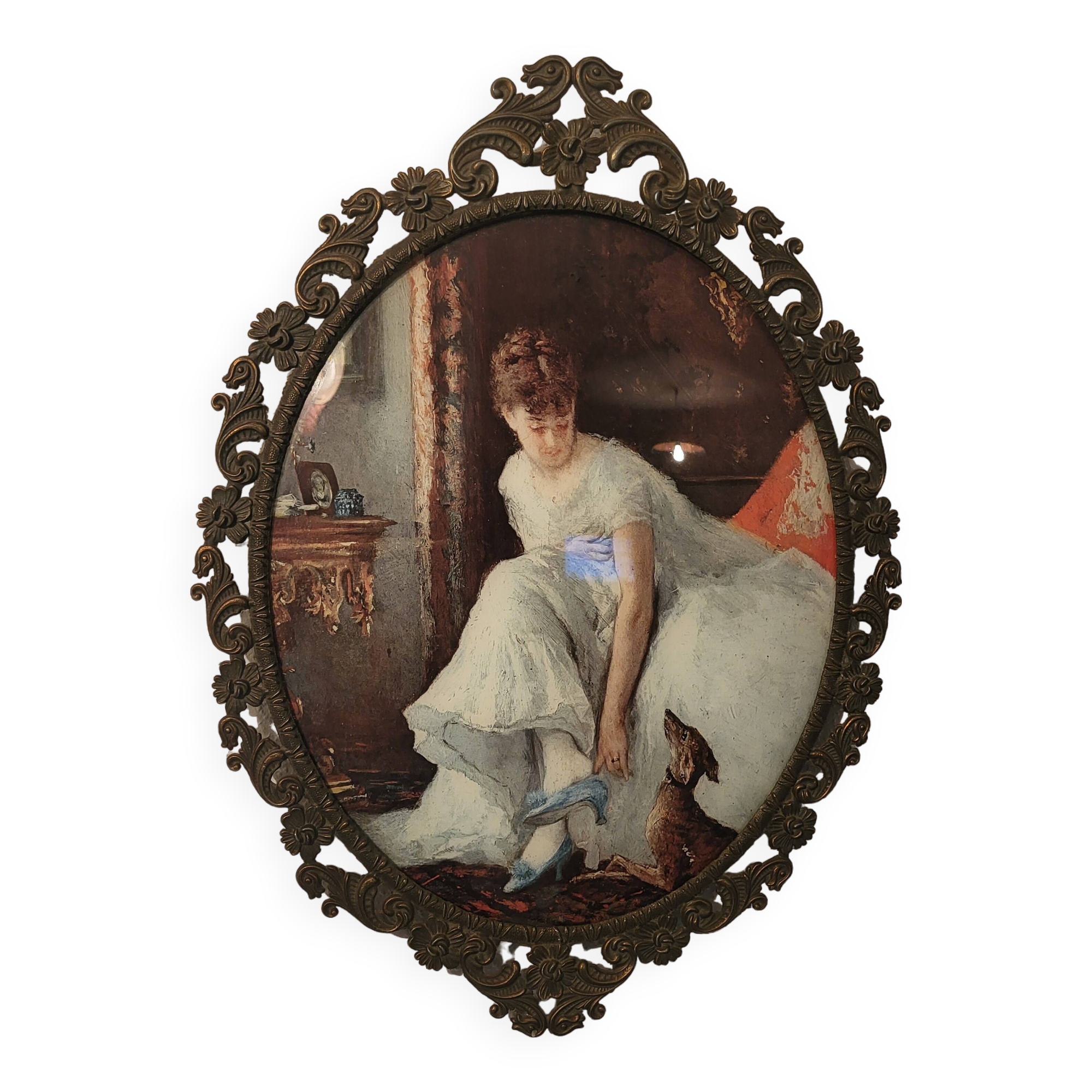 Italian oval frame in bronze and curved glass