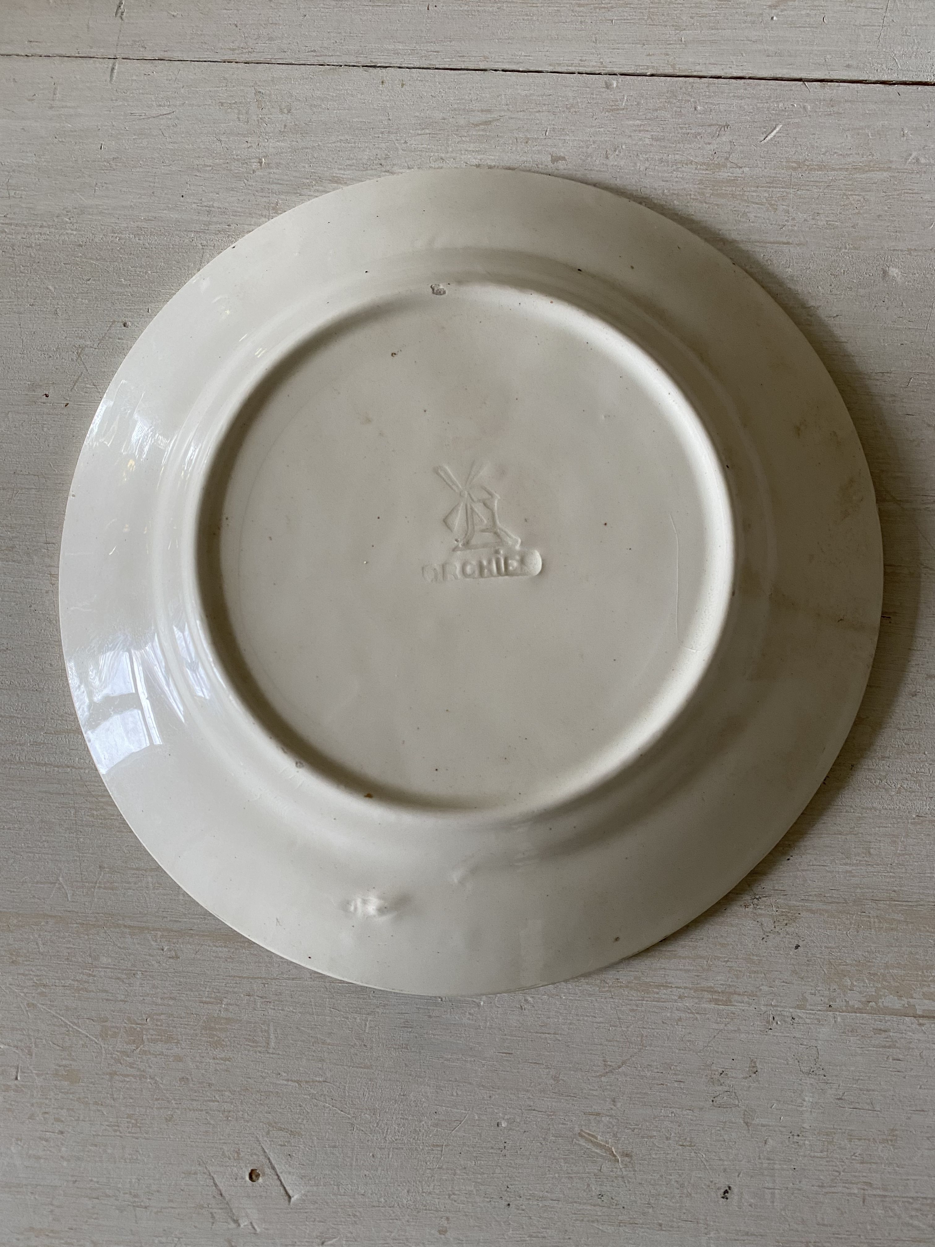 Set of three plates in slip Moulin des loups and hamage. Orchies