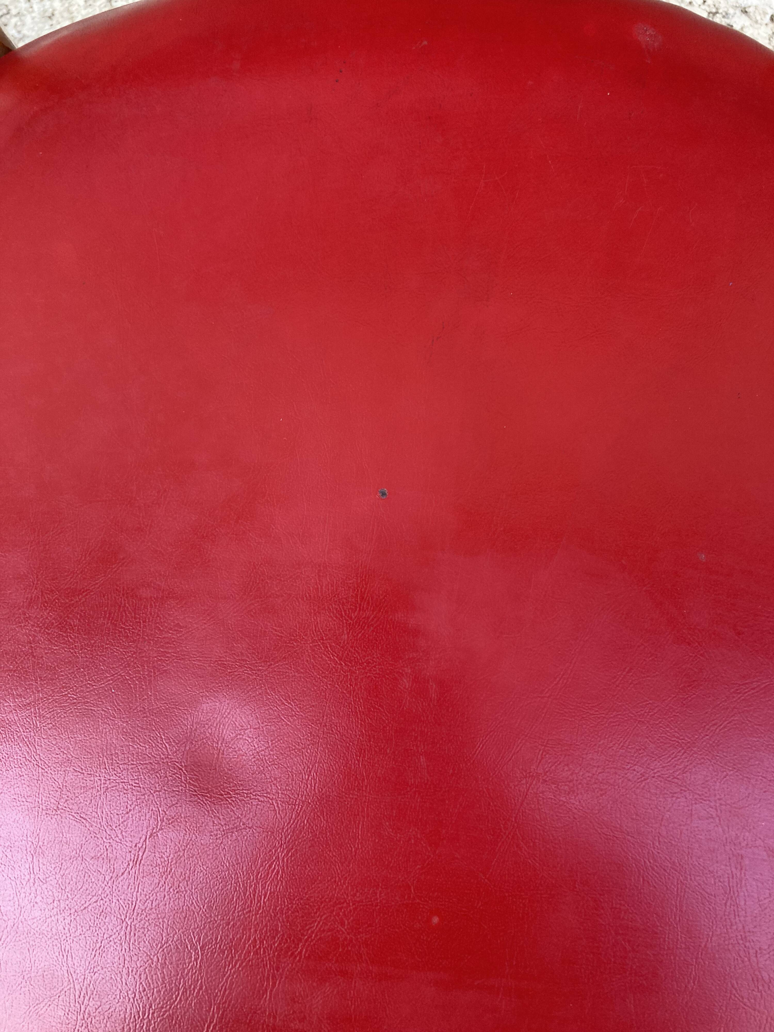 3 chairs in red Skaï