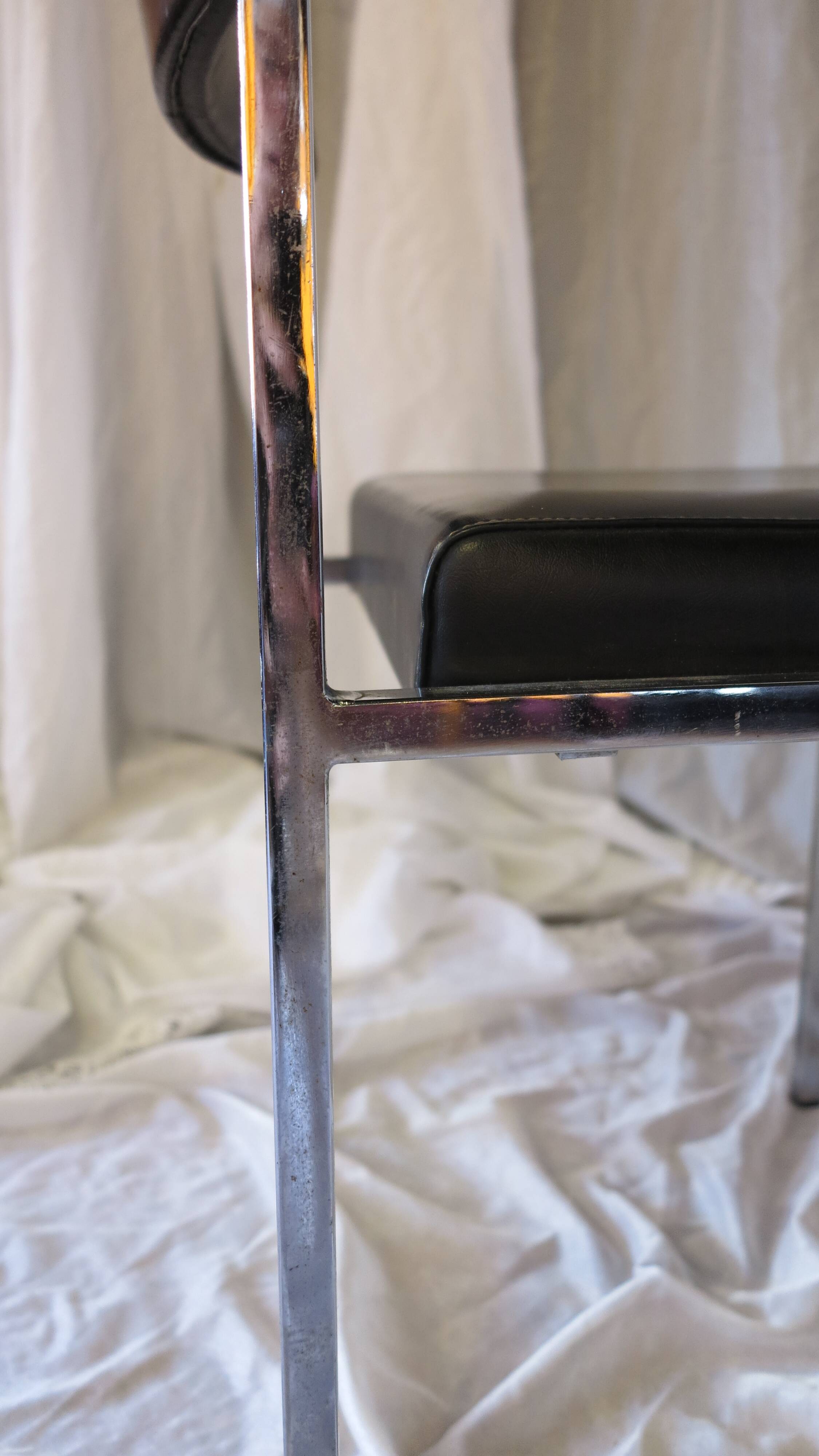 Modernist chair in chromed metal and black imitation leather