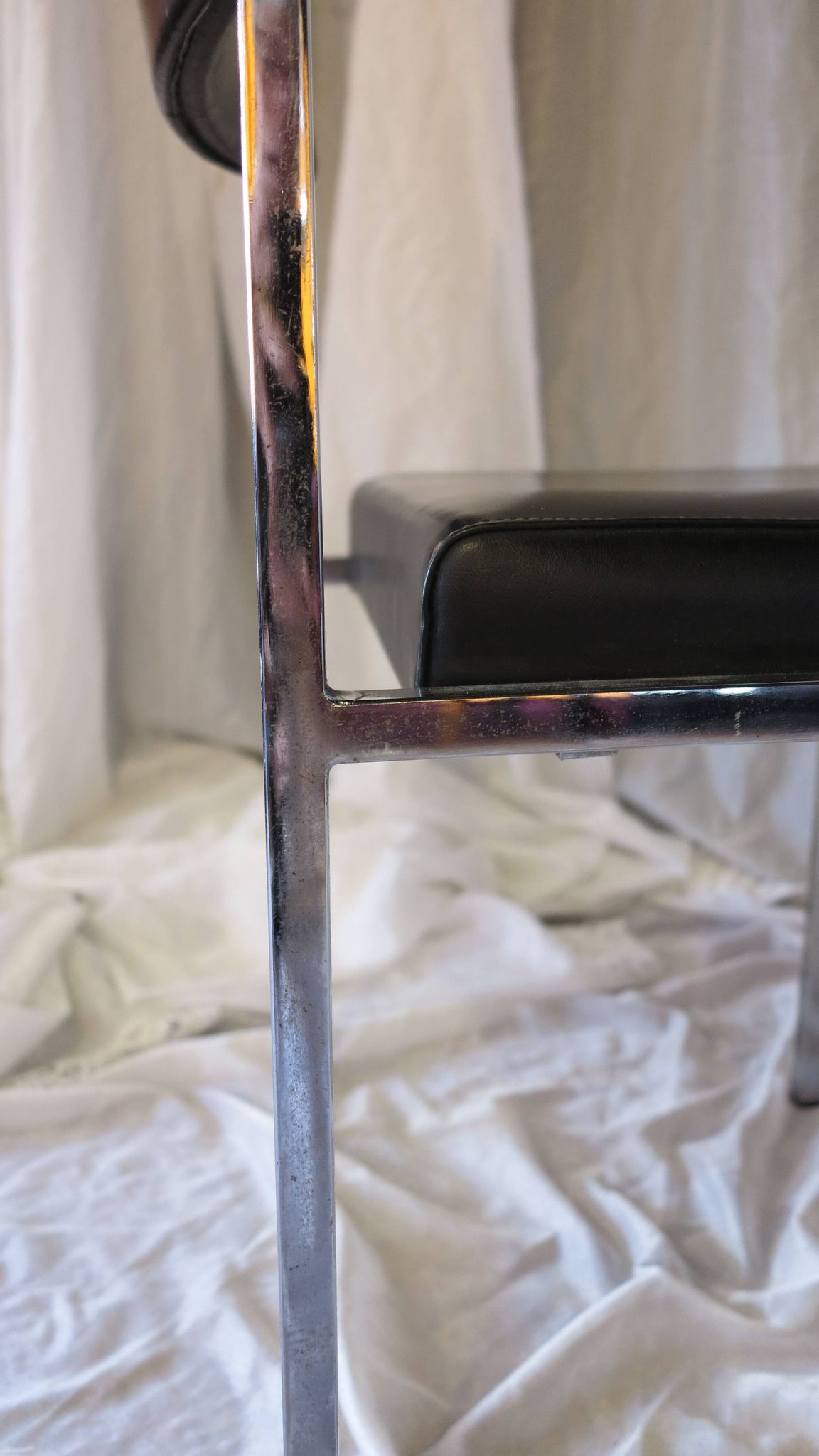 Chaise moderniste métal chromé et simili cuir noir