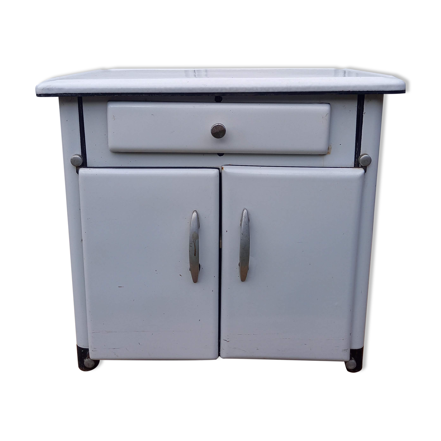 Meuble blanc en tôle émaillée
