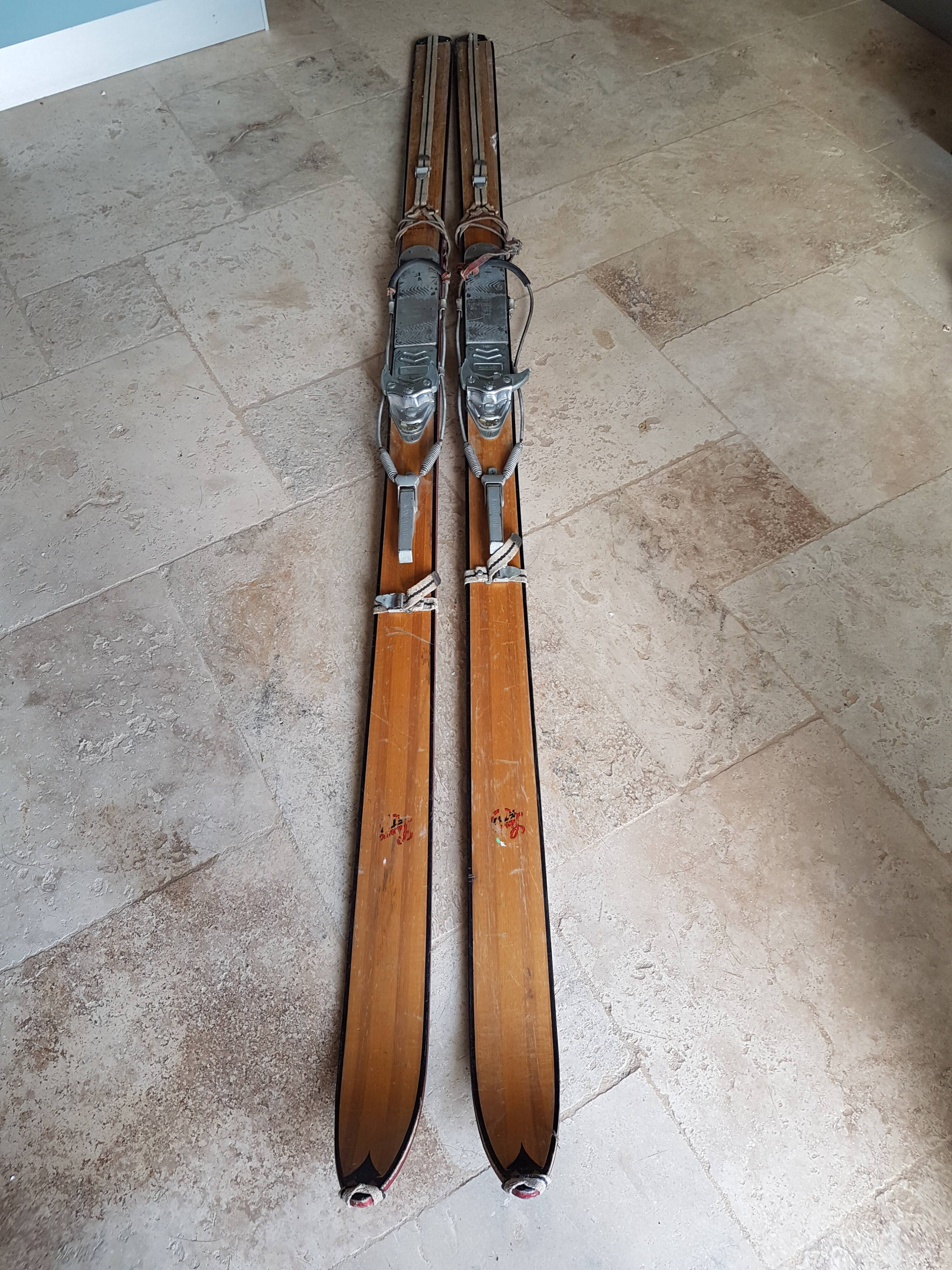 Nordic skiing in wood and skin former