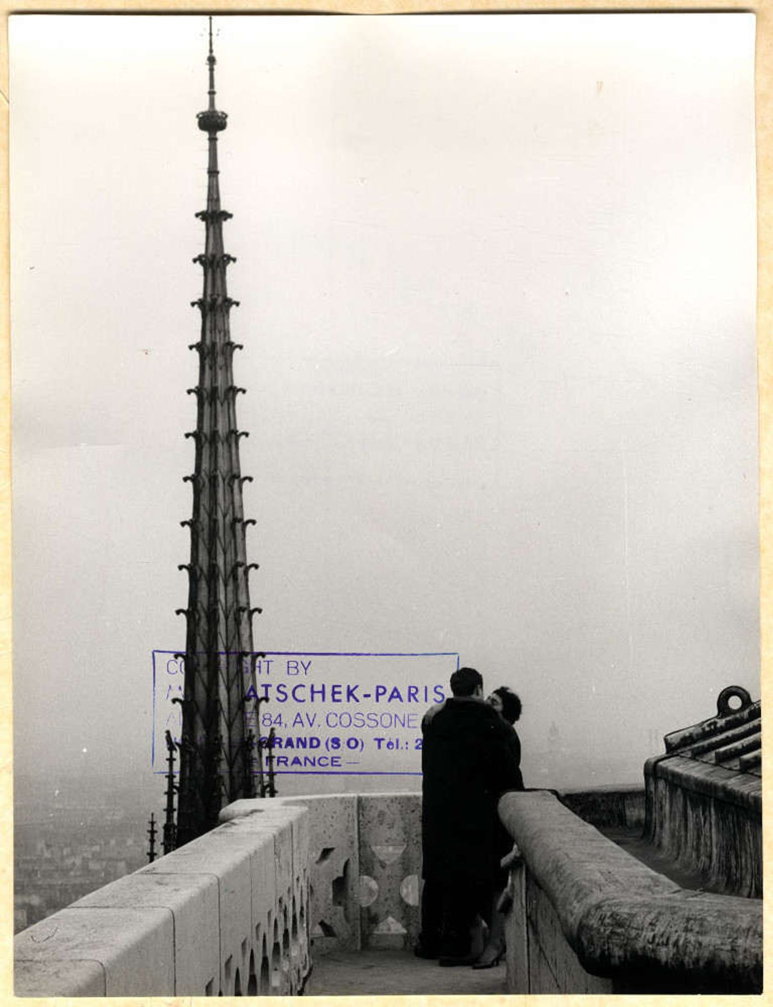 Paris, the kiss of Notre-Dame - photo film Karl Machatschek ca 1955