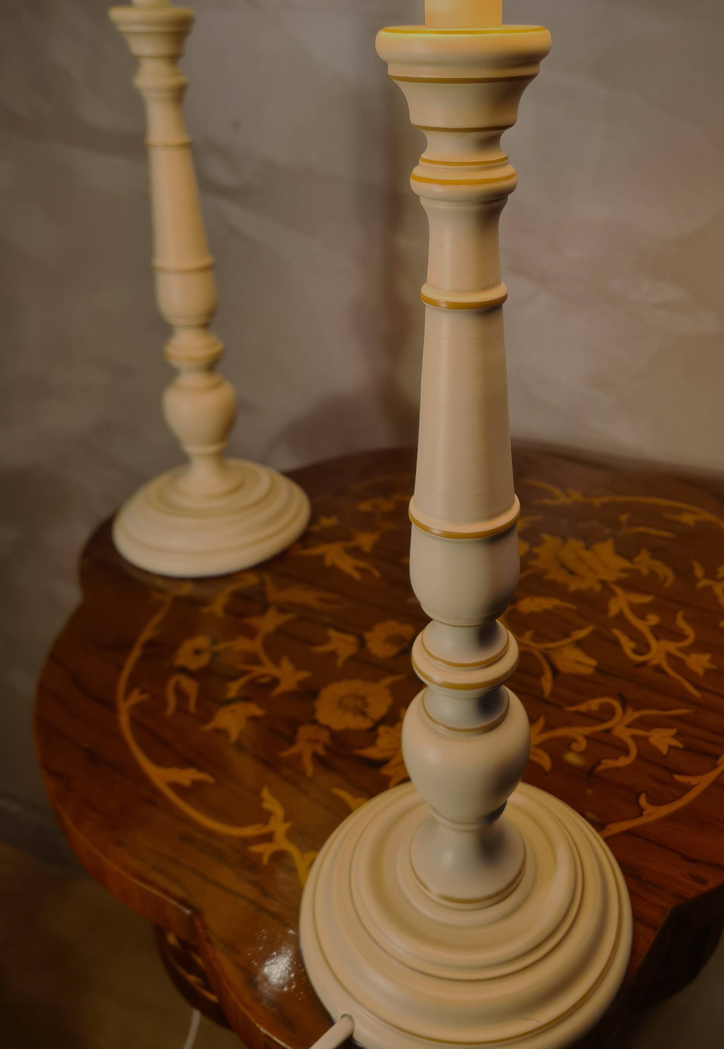 paire de lampes de chevet bois tourné peint creme et liseret chocolat 53x30