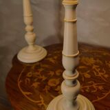 paire de lampes de chevet bois tourné peint creme et liseret chocolat 53x30