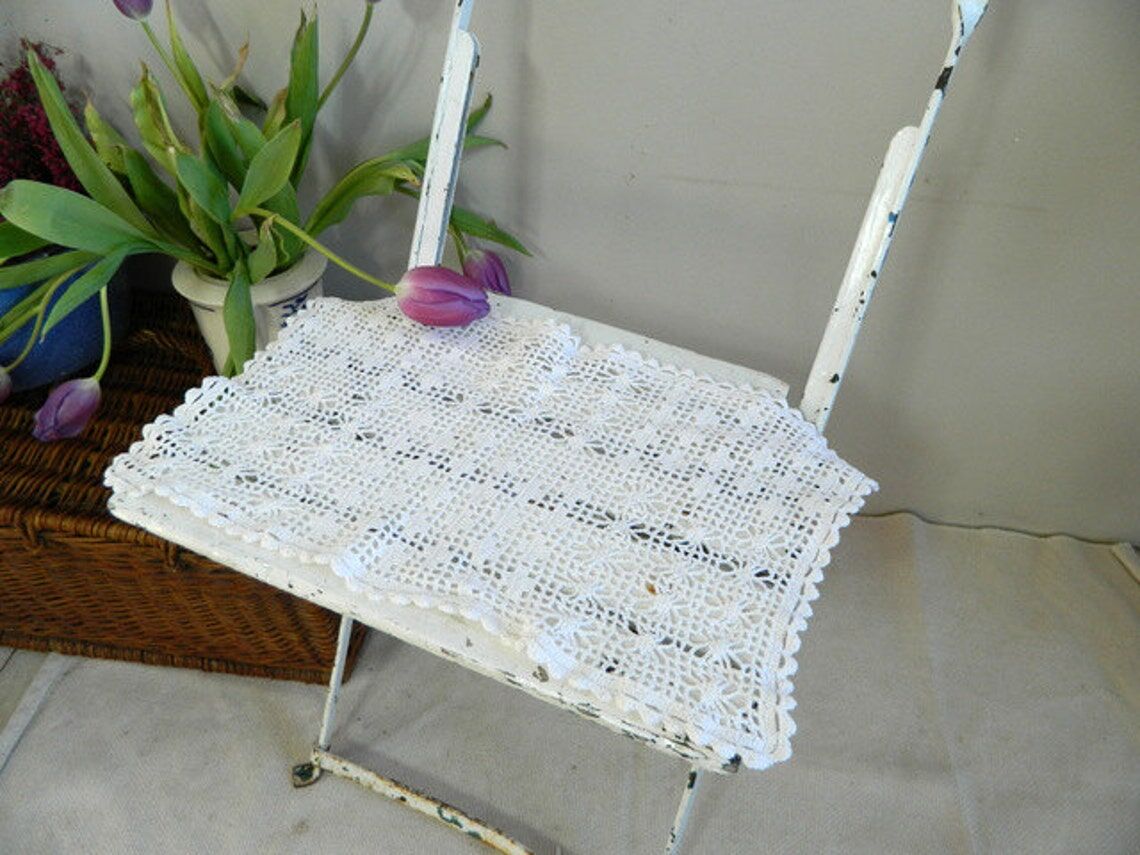 White cotton placemat and handmade lace