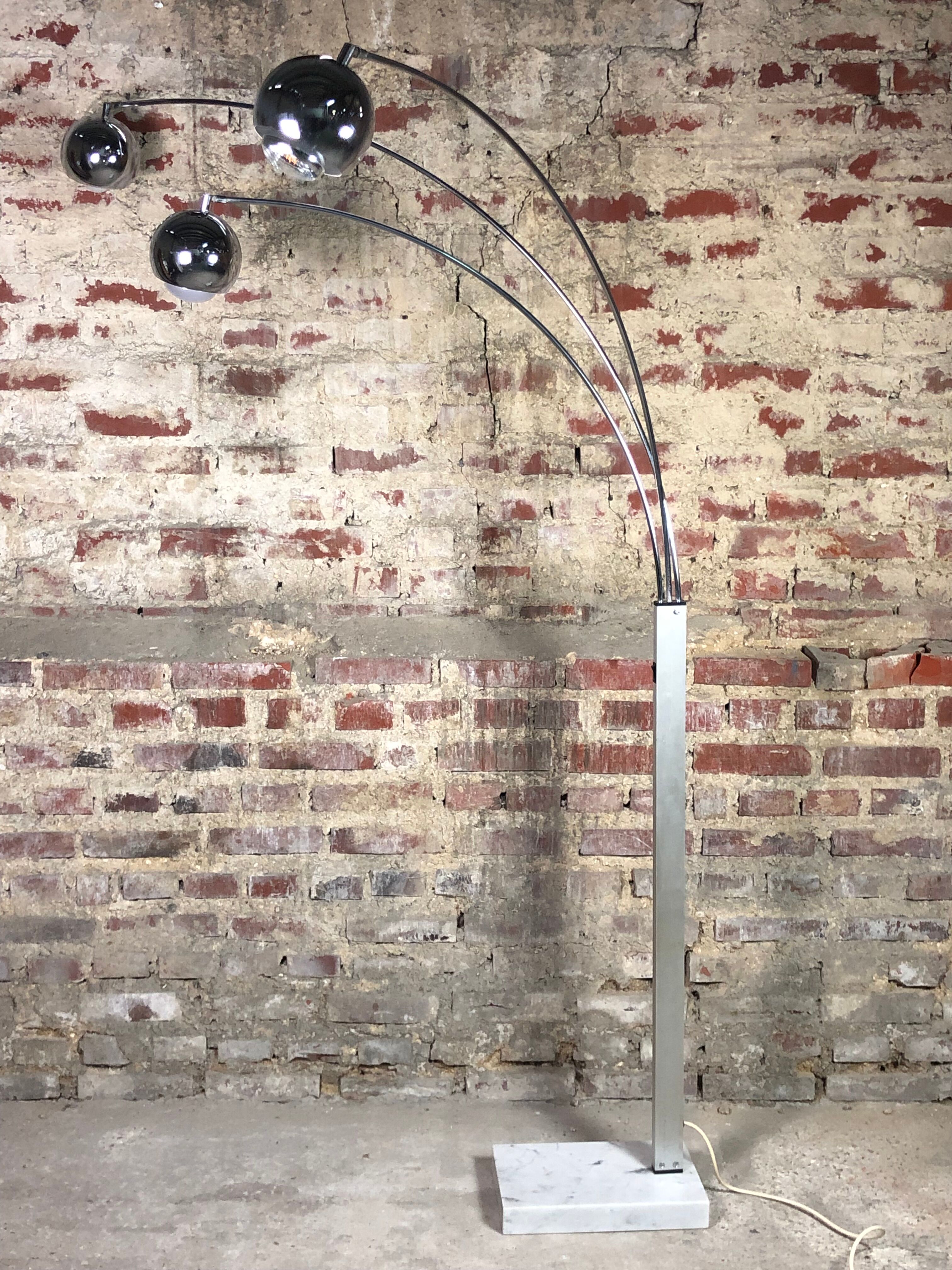 Vintage 70'S thrush floor lamp with 3 chrome metal lights.