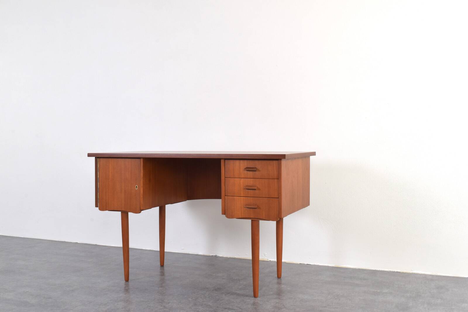 Bureau en teck danois des années 1960.