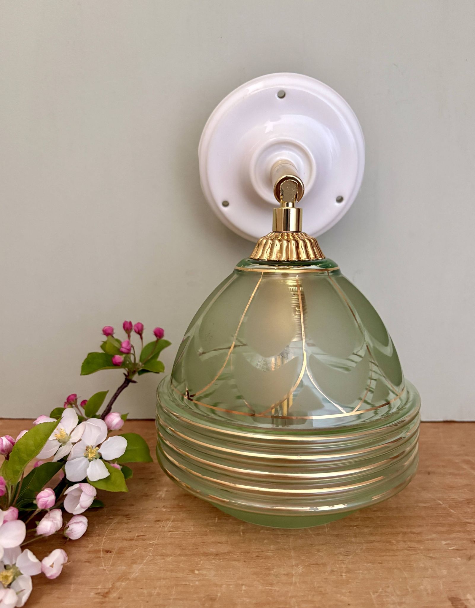 Vintage art deco tulip wall lamp in green and gold glass