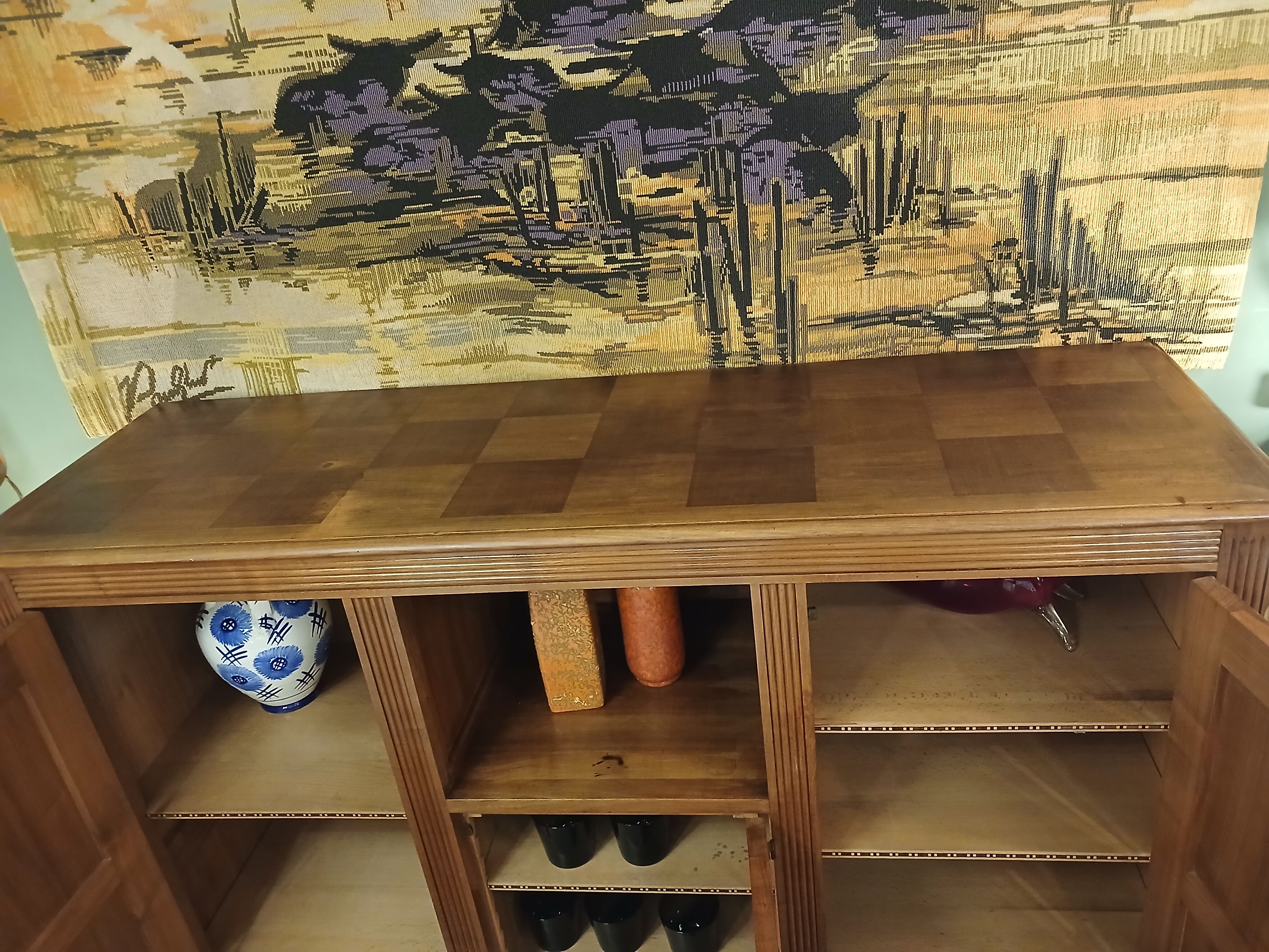 Buffet de style brutaliste