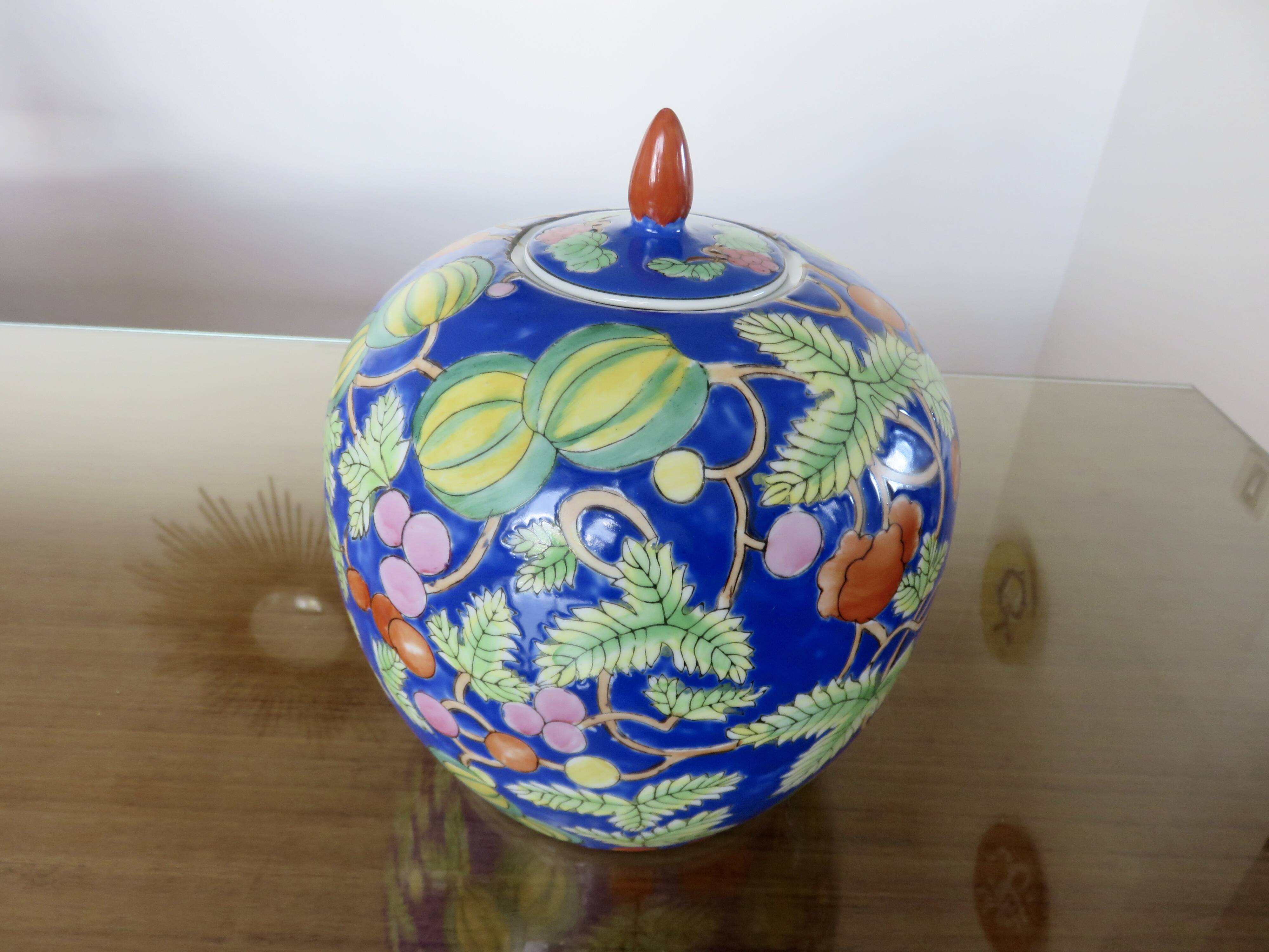 Large Chinese ginger jar in porcelain from the early 20th century.