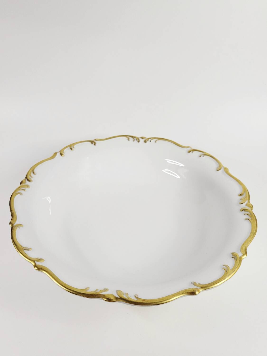 Antique shallow dish in gilded porcelain, Tirschenreuth, Bavaria, late 19th century.