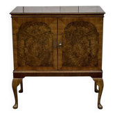 Buffet anglais en loupe de noyer des années 1950