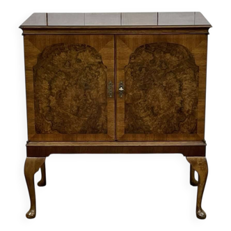 Buffet anglais en loupe de noyer des années 1950