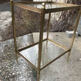 Table néoclassique en laiton avec étagères en verre circa 1950