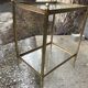 Table néoclassique en laiton avec étagères en verre circa 1950