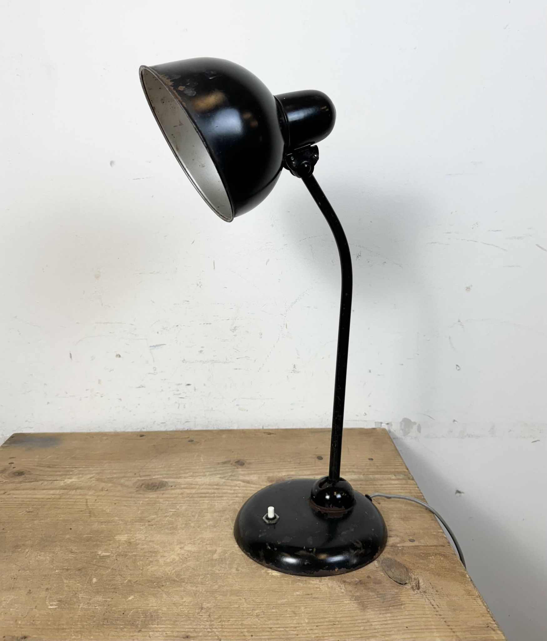 Lampe de table industrielle Bauhaus noire, années 1930