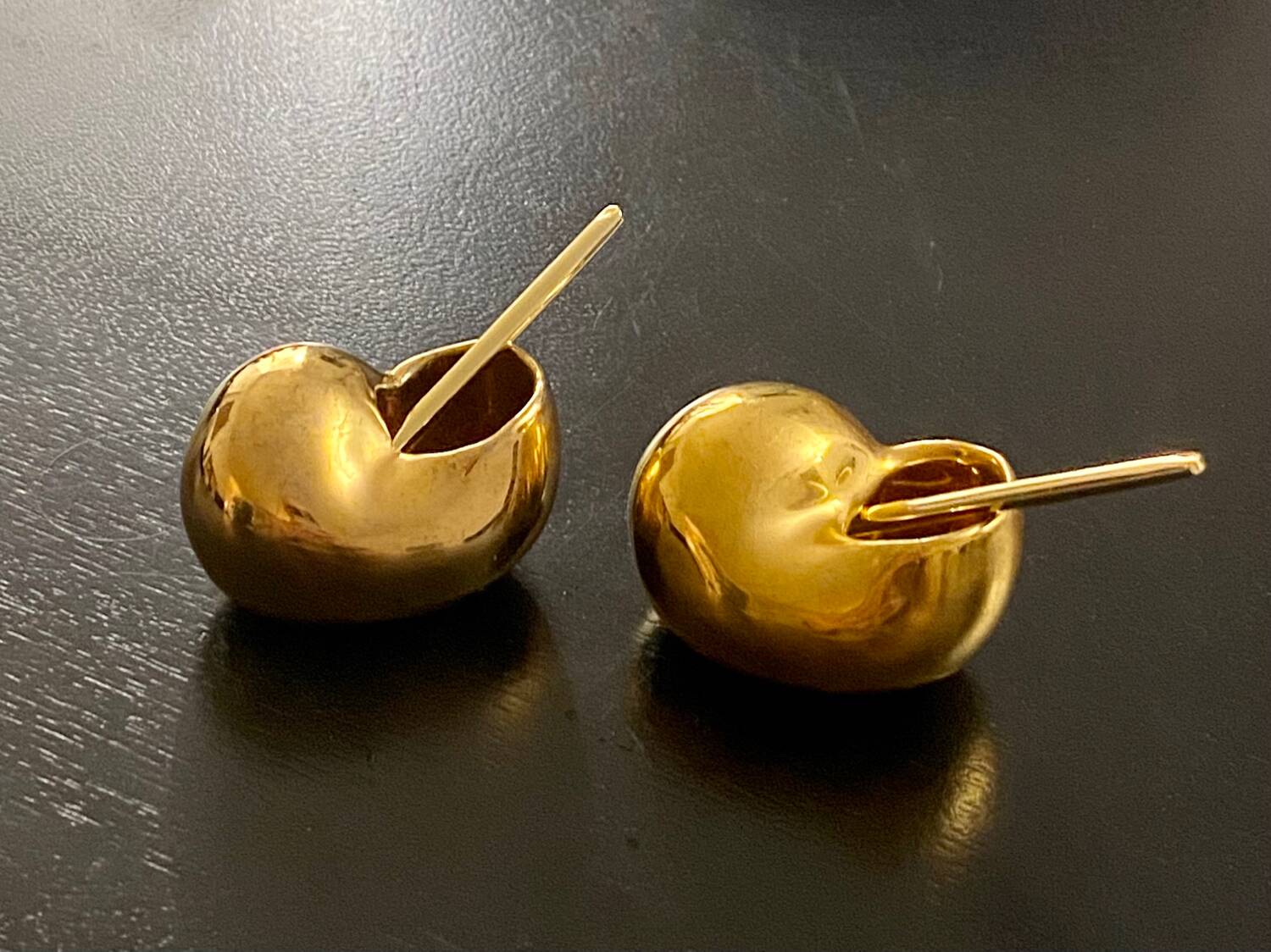 2 Snail-shaped salt pots in gold-colored porcelain