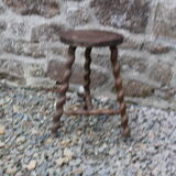 Tabouret tripode pieds ondulés