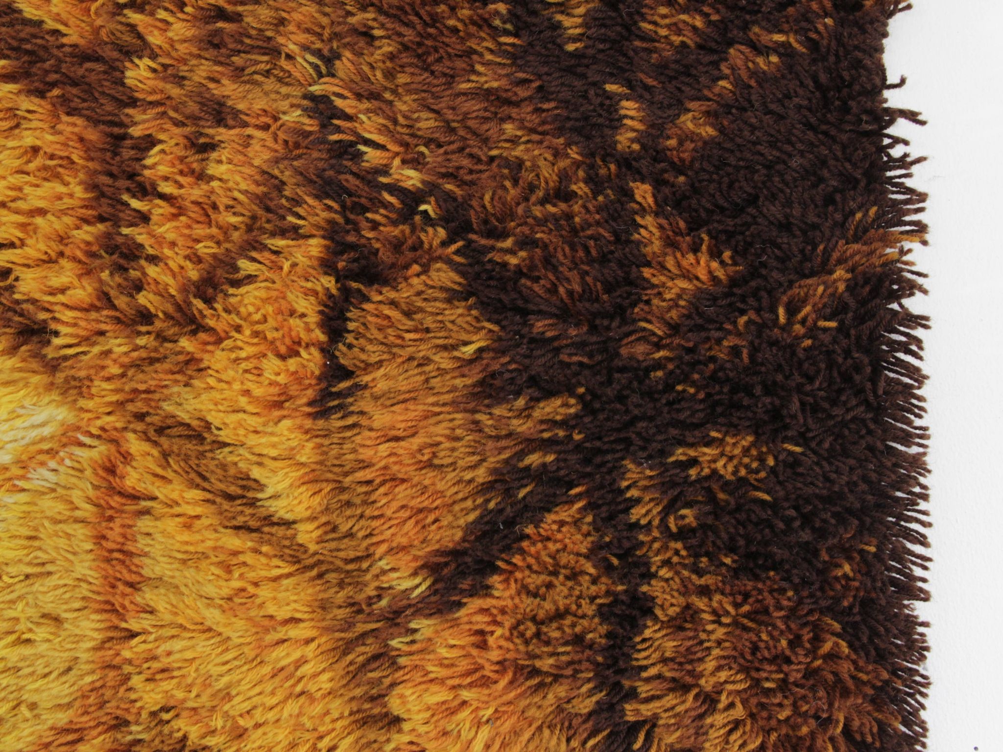 Rya Scandinavian carpet in virgin wool with orange and maroon motifs