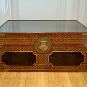 Beautiful vintage Chinese trunk in wicker, black and gold lacquered wood, and brass.