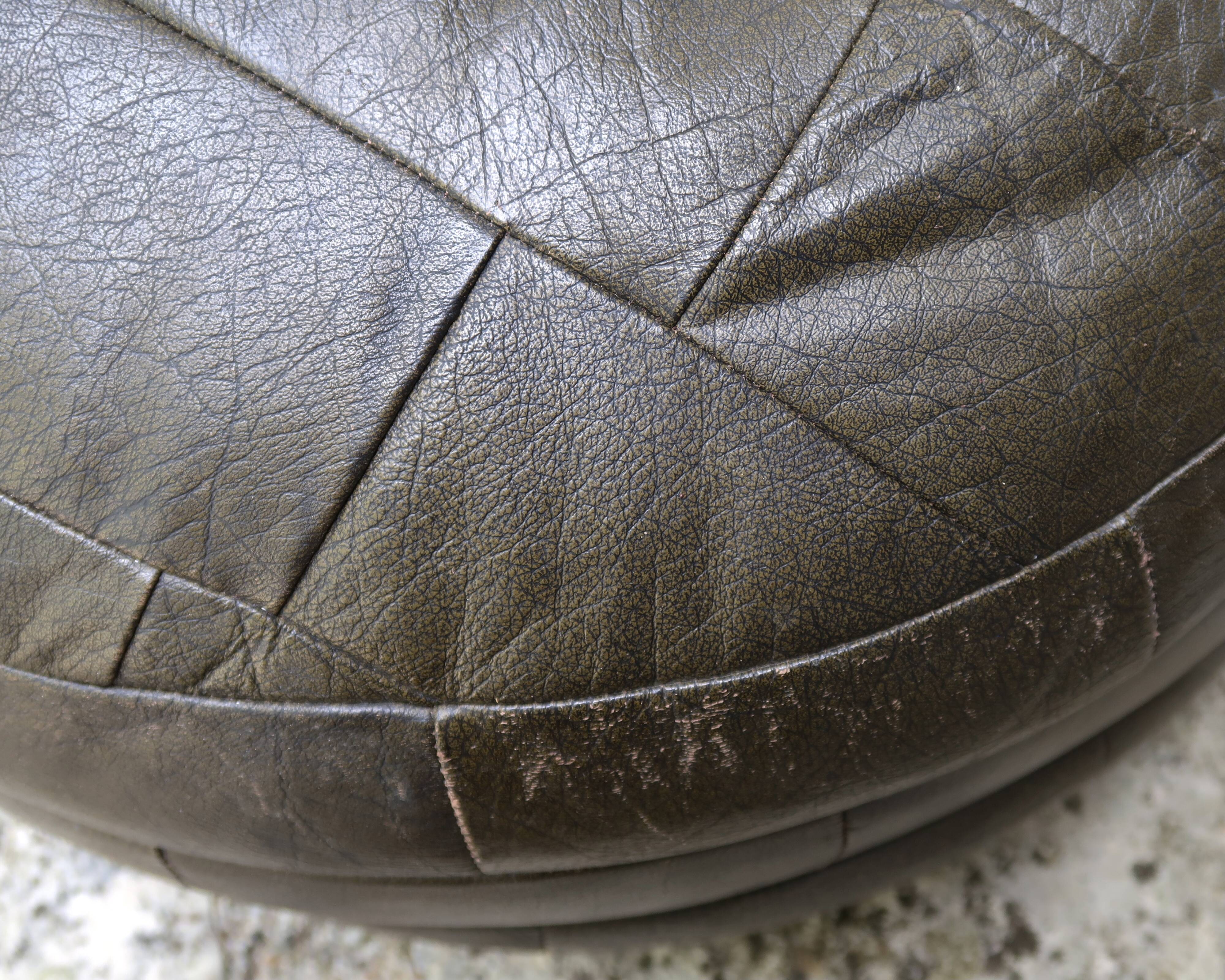 Round De Sede pouf in brown leather patchwork, 1970s.