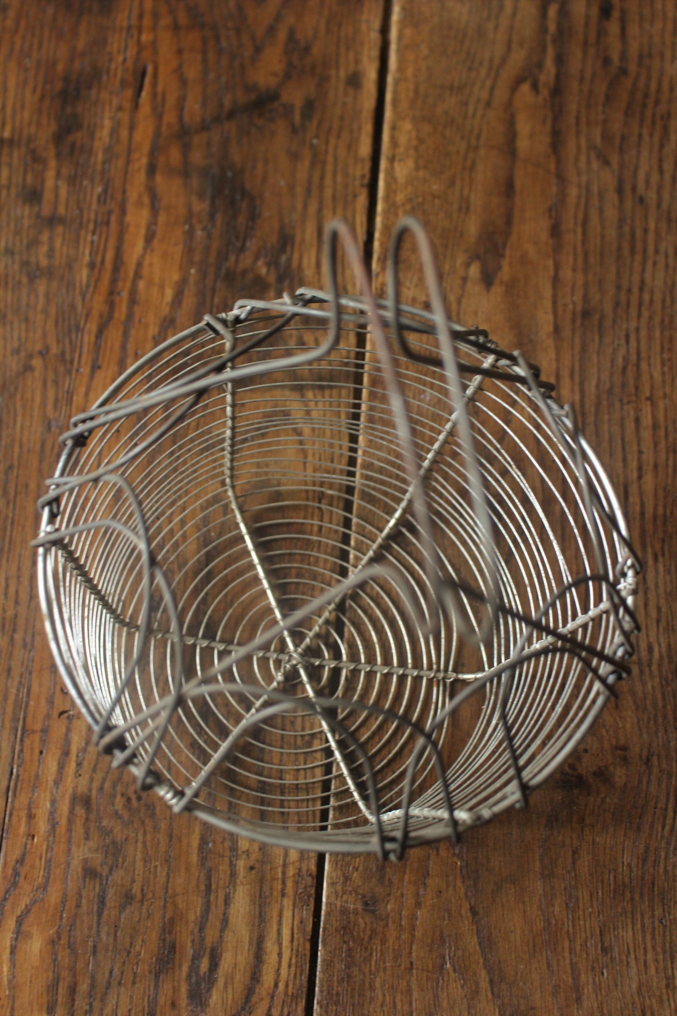 Salad basket metal wire star opening
