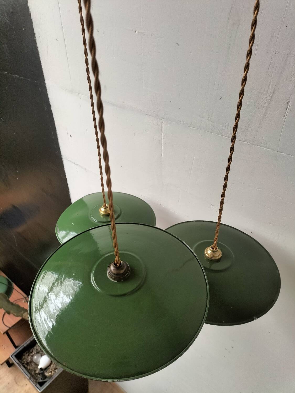 3 enamelled sheet metal suspensions